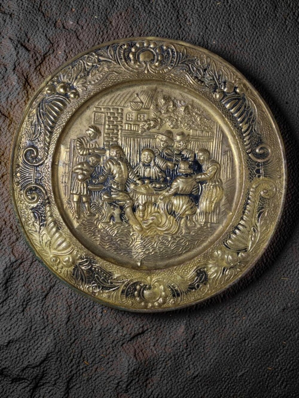 Vintage Engllish Large Brass Peerage Pub Scene Wall Plate 14.25"